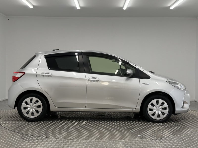 2017 Toyota Vitz 1.5 Hybrid U image 2
