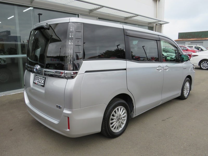2017 Toyota Voxy 1.8 Hybrid 5 Dr Wagon CVT 2WD image 5