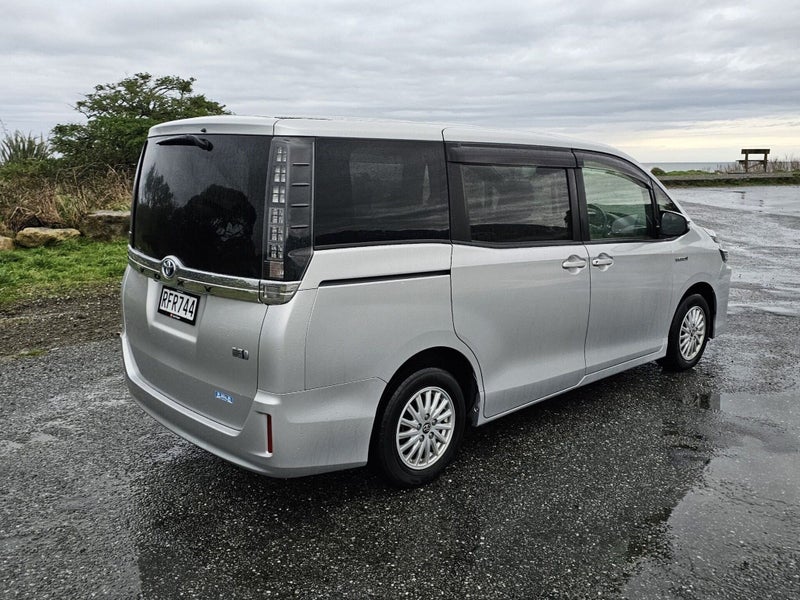 2017 Toyota Voxy 1.8 Hybrid 5 Dr Wagon CVT 2WD... image 4
