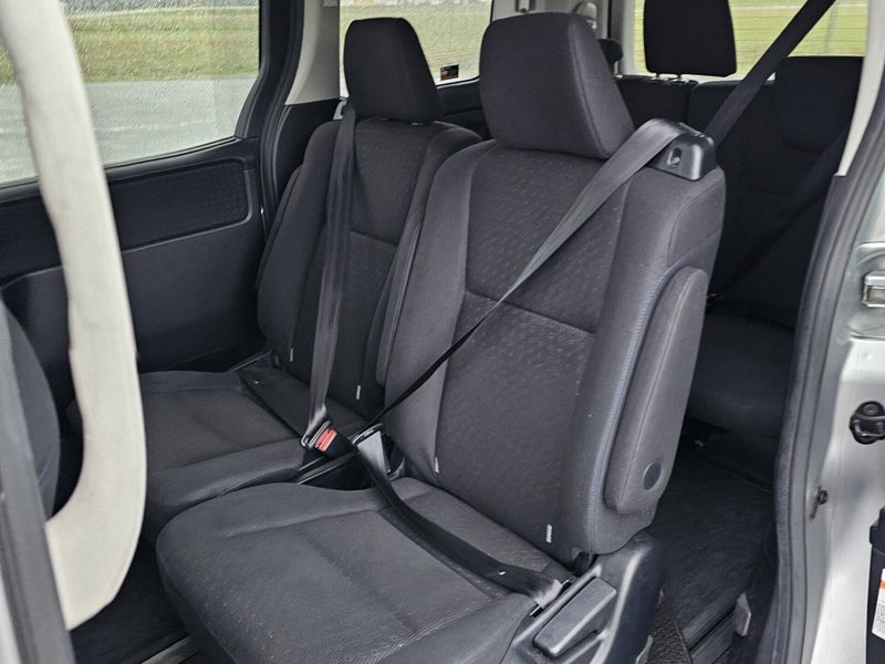 2017 Toyota Voxy 1.8 Hybrid 5 Dr Wagon CVT 2WD... image 5