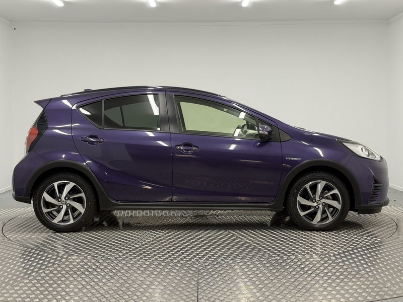 2018 Toyota Aqua 1.5 Hybrid Crossover image 2