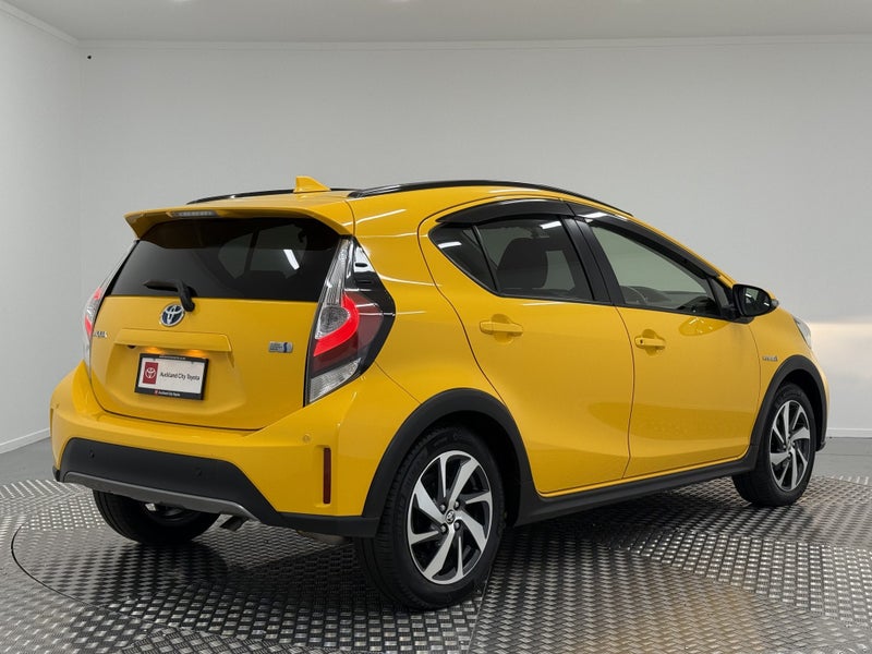 2018 Toyota Aqua 1.5 Hybrid Crossover image 3