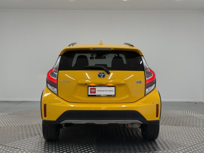 2018 Toyota Aqua 1.5 Hybrid Crossover image 4
