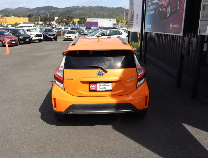 2018 Toyota Aqua 1.5 Hybrid Crossover 5 Dr Hatc... image 3