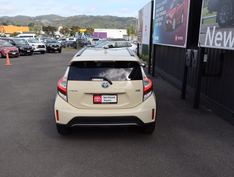 2018 Toyota Aqua 1.5 Hybrid Crossover 5 Dr Hatc... image 3