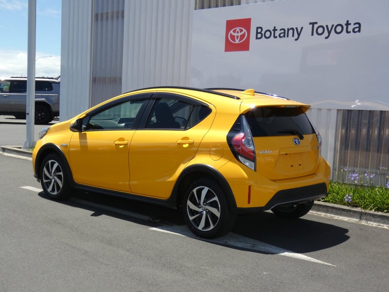 2018 Toyota Aqua 1.5 Hybrid Crossover image 2