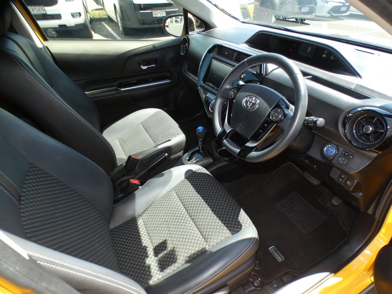 2018 Toyota Aqua 1.5 Hybrid Crossover image 3