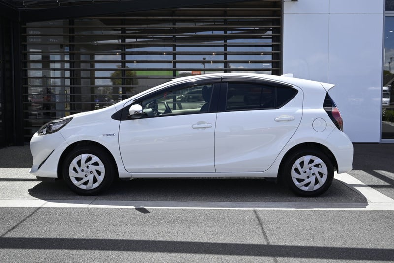 2018 Toyota Aqua 1.5 Hybrid S FWD Hatchback image 3