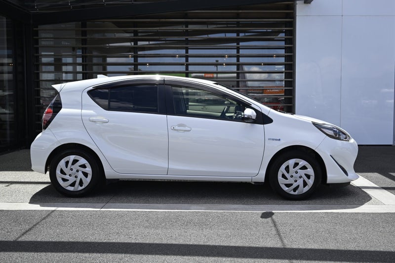 2018 Toyota Aqua 1.5 Hybrid S FWD Hatchback image 5