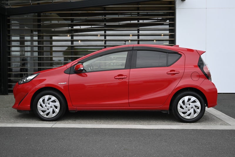 2018 Toyota Aqua 1.5 Hybrid S FWD Hatchback image 3