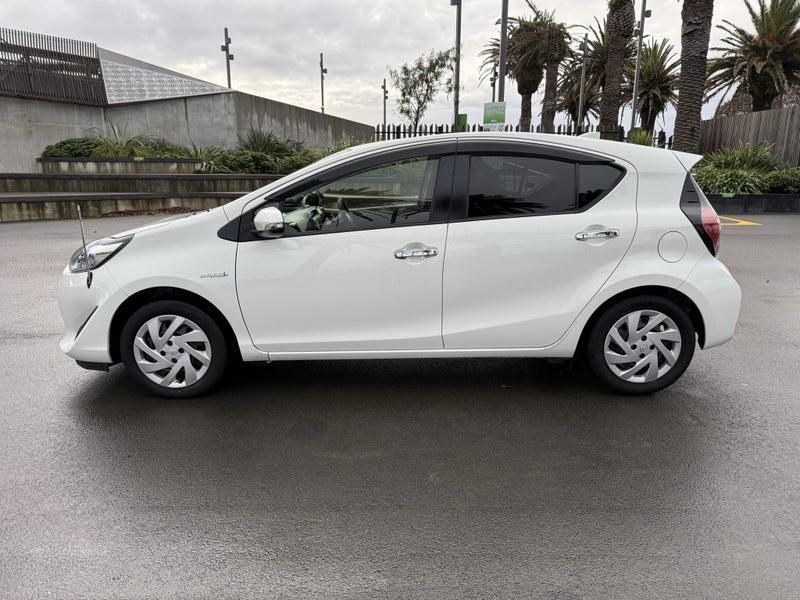 2018 Toyota Aqua 1.5 Hybrid S Style Black Hatch... image 4