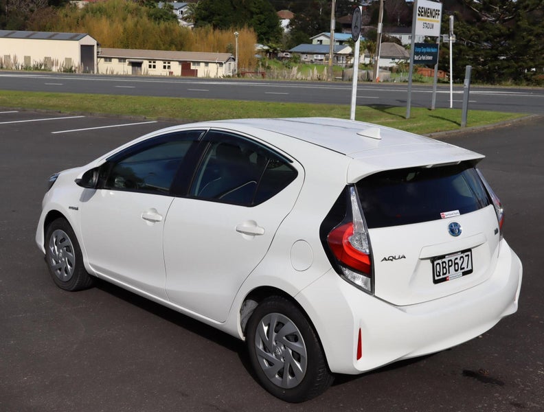 2018 Toyota Aqua 1.5 L 5Dr Hatch image 4
