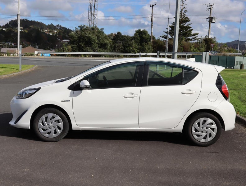 2018 Toyota Aqua 1.5 L 5Dr Hatch image 5