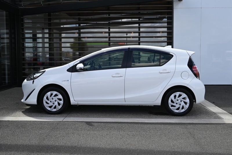 2018 Toyota Aqua 1.5 Petrol Hybrid FWD Hatchback image 3