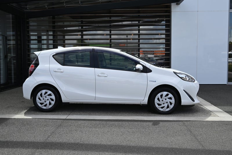 2018 Toyota Aqua 1.5 Petrol Hybrid FWD Hatchback image 5