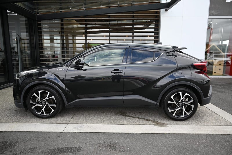 2018 Toyota C-HR 1.8 Hybrid G FWD SUV image 4