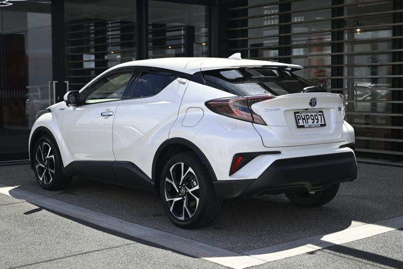 2018 Toyota C-HR 1.8 Hybrid G FWD SUV image 2