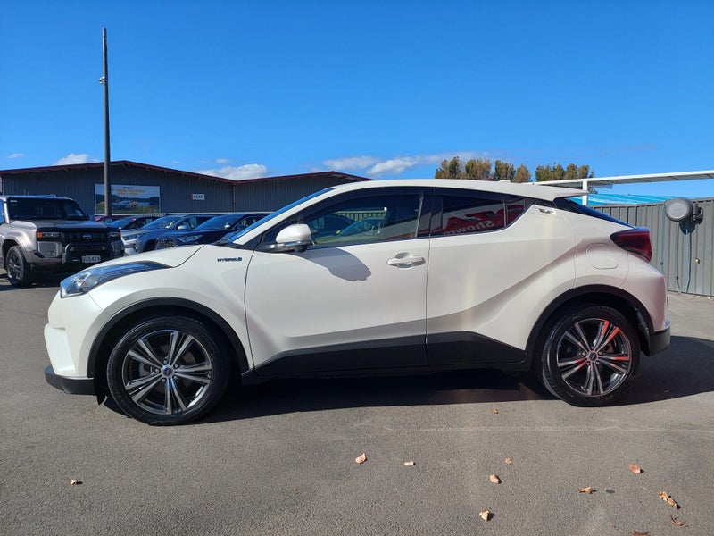 2018 Toyota C-HR 1.8 Hybrid G SUV - Certified I... image 5