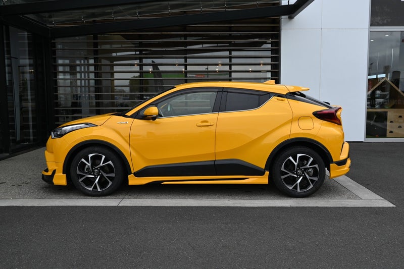 2018 Toyota C-HR 1.8 Petrol Hybrid G FWD SUV image 3