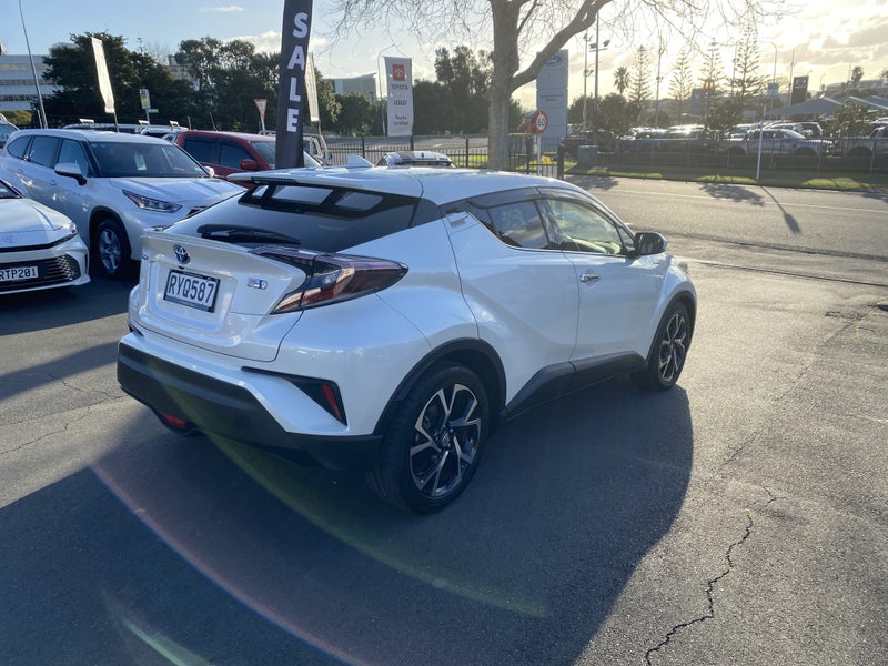2018 Toyota C-HR 1.8P Hybrid G LED Edition SUV image 2