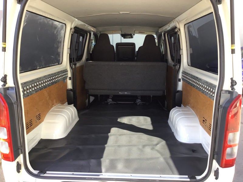 2018 Toyota Hiace 2.8L 6 seater image 4
