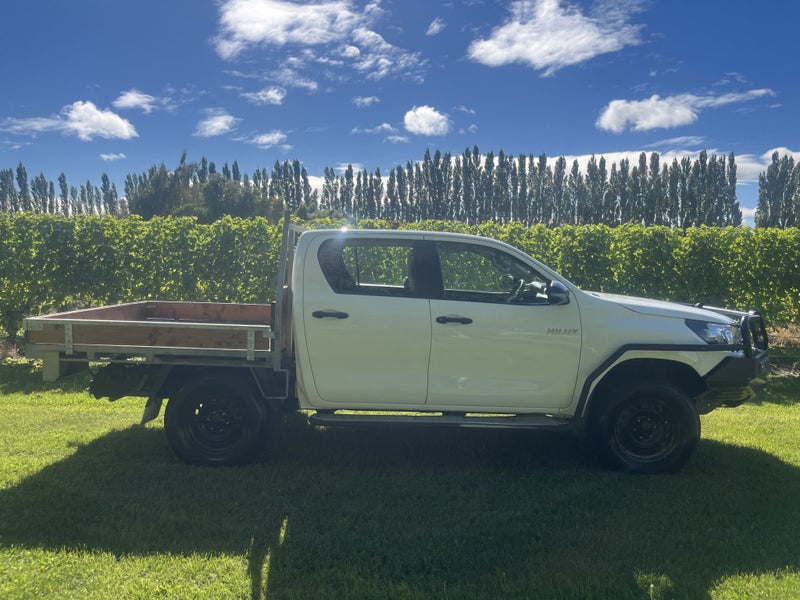 2018 Toyota Hilux 4WD SR 2.8DT DOUBLE CAB CHASS... image 3
