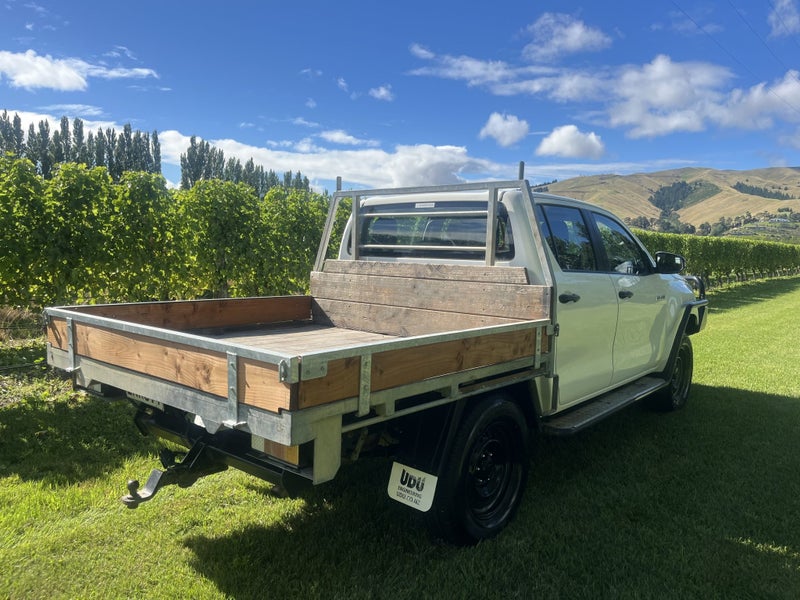 2018 Toyota Hilux 4WD SR 2.8DT DOUBLE CAB CHASS... image 4