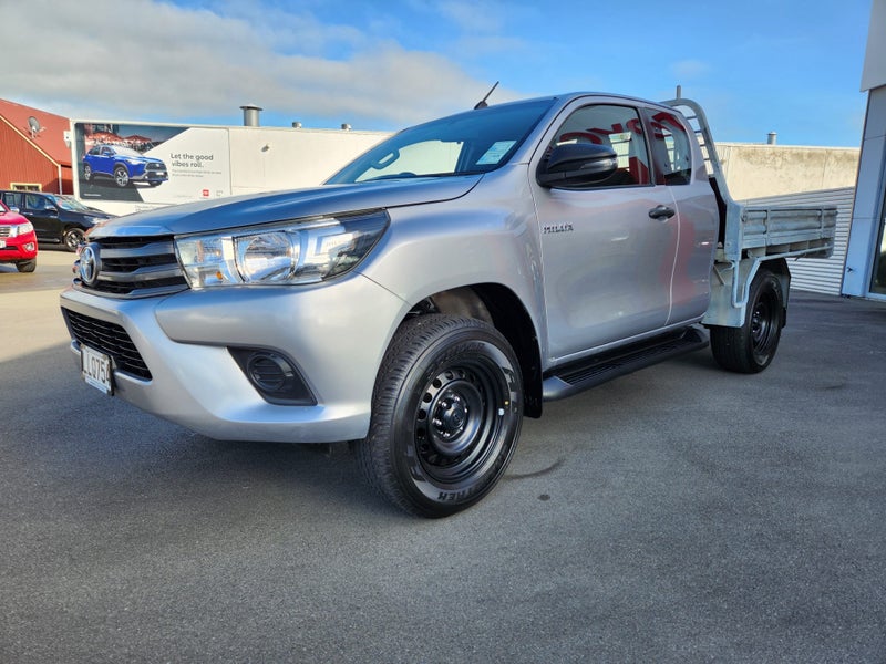 2018 Toyota Hilux 4WD SR 2.8DT EXTRA CAB image 3