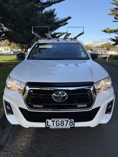 2018 Toyota Hilux SR 2.8DT Automatic 4WD Double... image 5