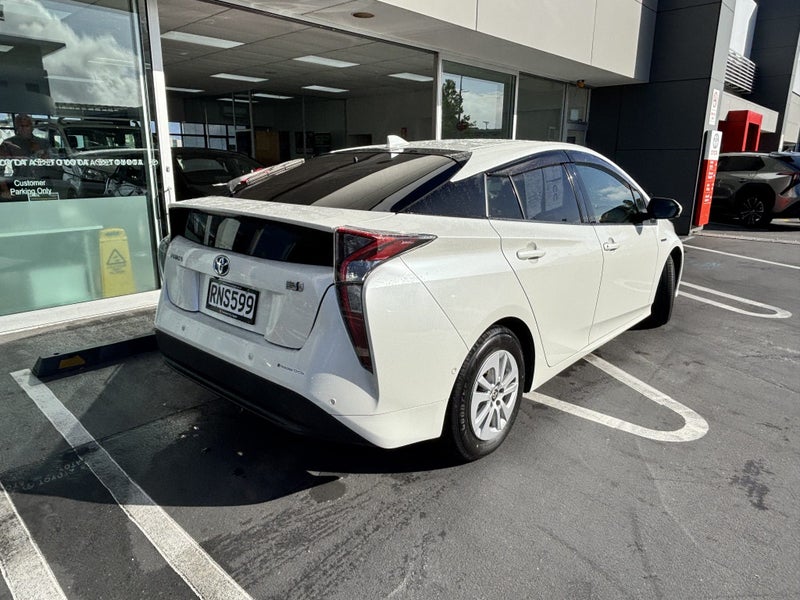 2018 Toyota Prius 1.8 Hybrid S Safety Plus image 3