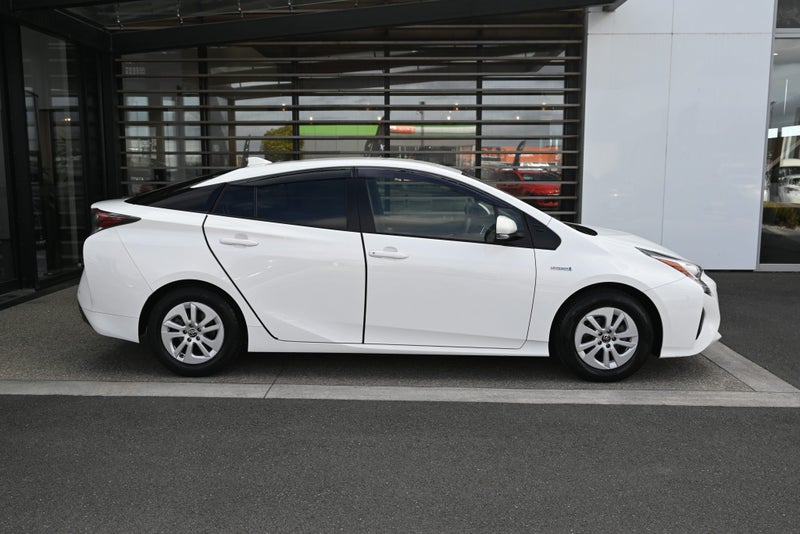 2018 Toyota Prius 1.8 Petrol Hybrid FWD Hatchback image 5