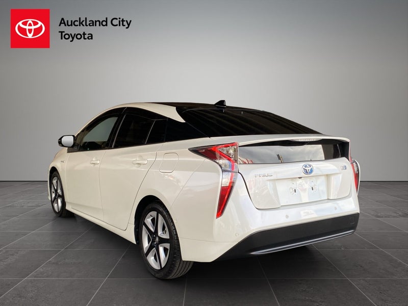 2018 Toyota Prius 1.8 S Safety Plus 2 Tone 5 Dr... image 5