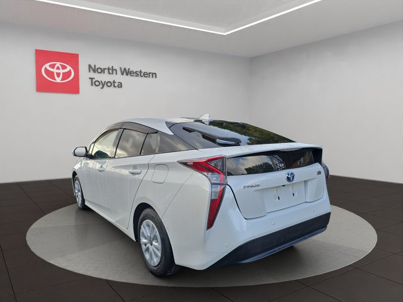 2018 Toyota Prius 1.8L Hybrid S 2WD Hatchback image 5