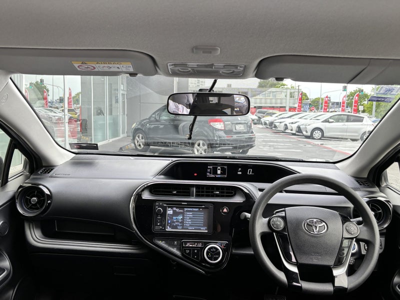 2018 Toyota Prius C GX 1.5 HYBRID ECONOMICAL HATCH image 2