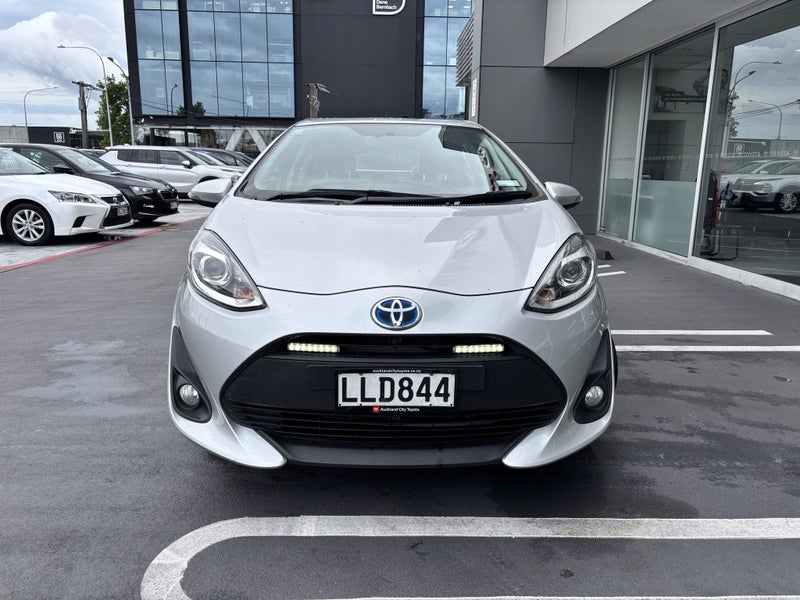 2018 Toyota Prius C GX 1.5 HYBRID ECONOMICAL HATCH image 4