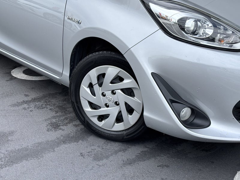 2018 Toyota Prius C GX 1.5 HYBRID ECONOMICAL HATCH image 5