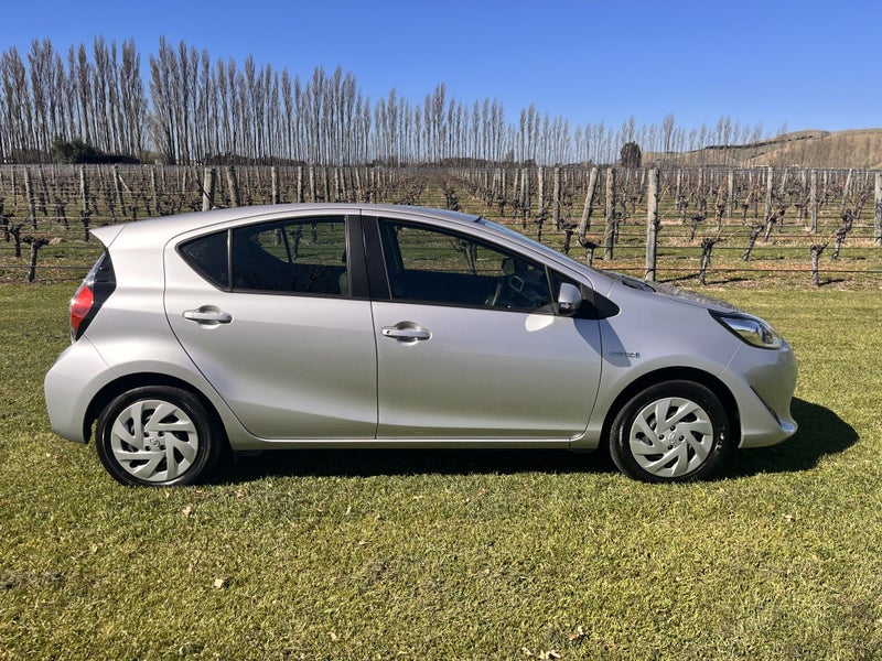 2018 Toyota Prius C GX 1.5P HV ECVT FWD HB/5D/5S image 3
