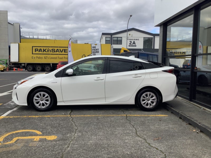 2018 Toyota Prius Hybrid S 1.8 Hatch image 3