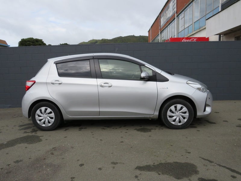 2018 Toyota Vitz 1.5 Hybrid F image 4