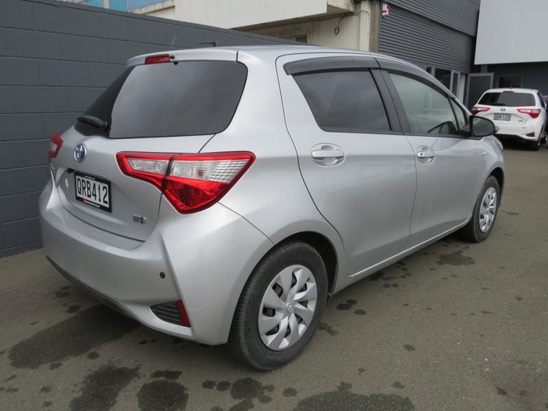 2018 Toyota Vitz 1.5 Hybrid F image 5