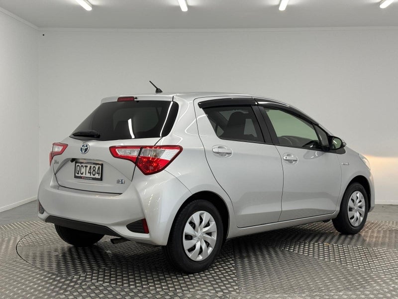 2018 Toyota Vitz 1.5 Hybrid F image 3