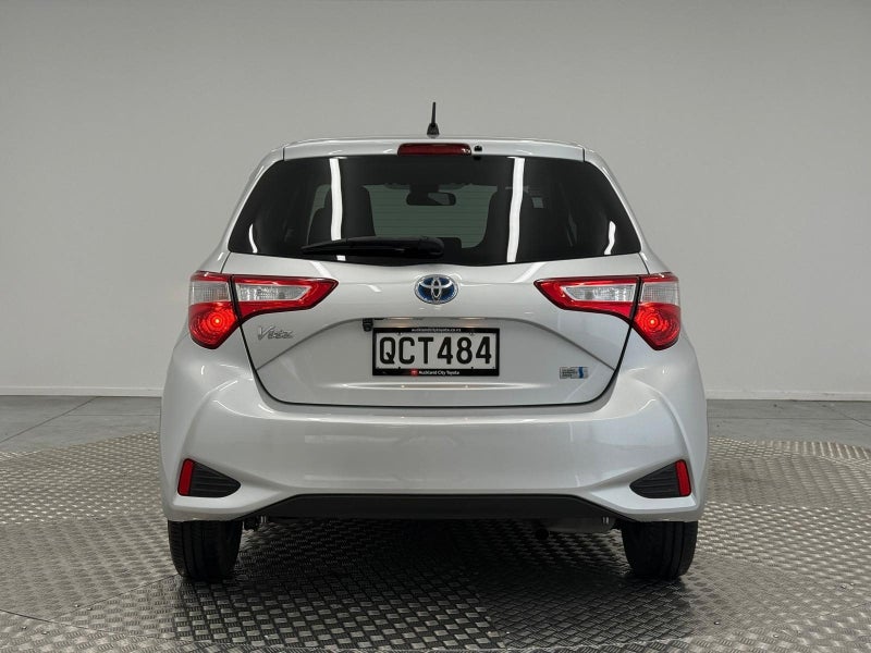 2018 Toyota Vitz 1.5 Hybrid F image 4