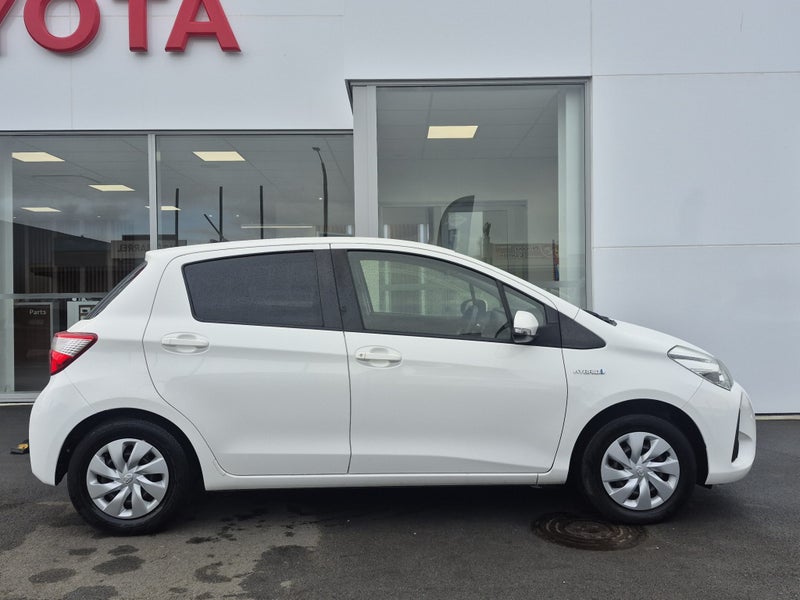 2018 Toyota Vitz 1.5 Hybrid F image 2