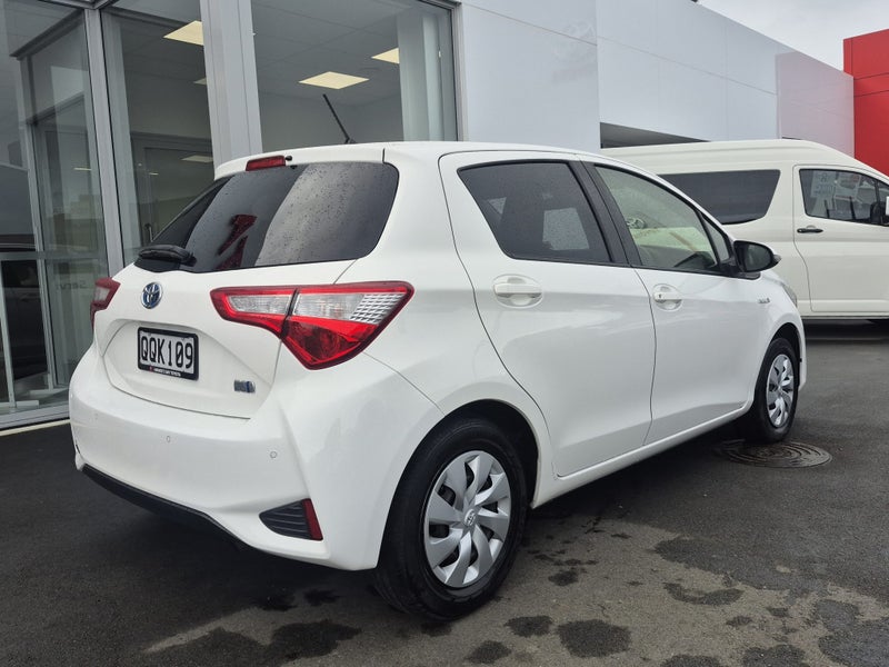 2018 Toyota Vitz 1.5 Hybrid F image 3