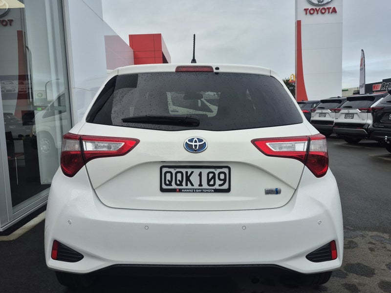 2018 Toyota Vitz 1.5 Hybrid F image 4