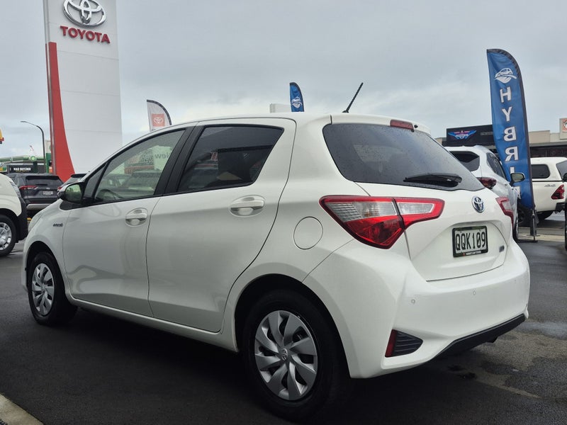 2018 Toyota Vitz 1.5 Hybrid F image 5