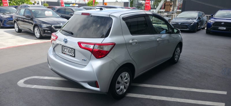 2018 Toyota Vitz 1.5 Hybrid F image 3