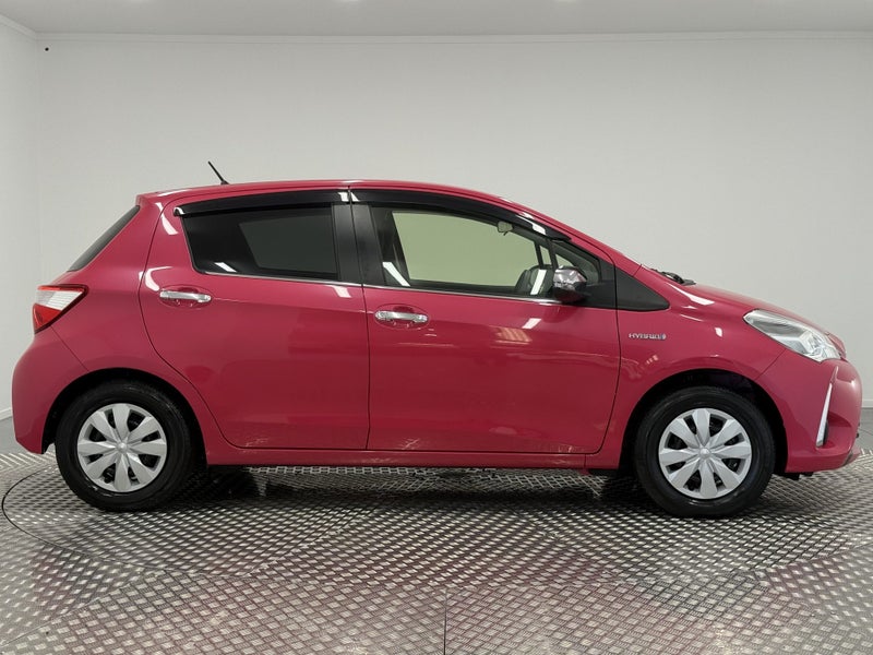 2018 Toyota Vitz 1.5 Hybrid Jewela image 2