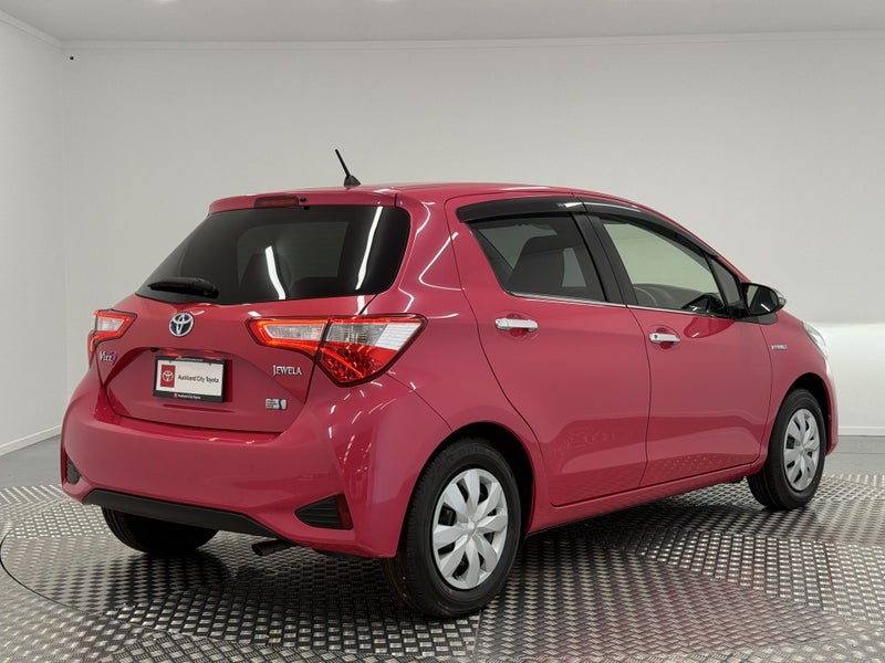 2018 Toyota Vitz 1.5 Hybrid Jewela image 3