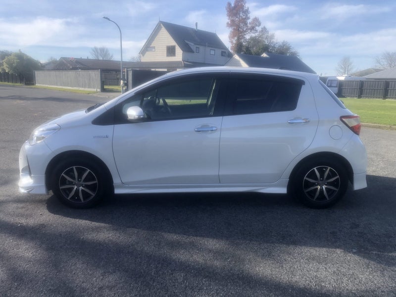 2018 Toyota Vitz 1.5 Hybrid Safety Edition II 5... image 4